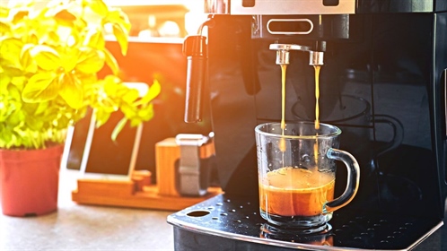 커피 머신을 물과 흰 식초로 청소하는 방법