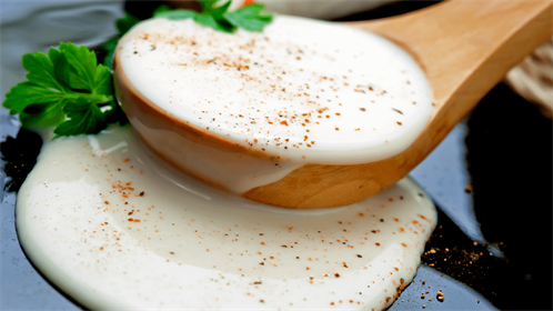 집에서 베샤멜 소스 만드는 법: 전통적인 방법과 비건 방법